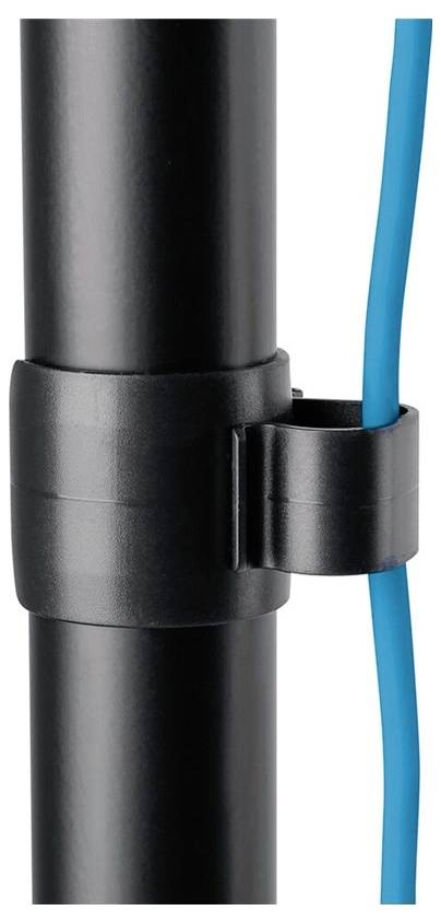 Eine schwarze Kabelschelle hält ein blaues Kabel an einem schwarzen Rohr befestigt.