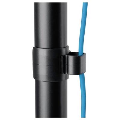 Eine schwarze Kabelschelle hält ein blaues Kabel an einem schwarzen Rohr befestigt.