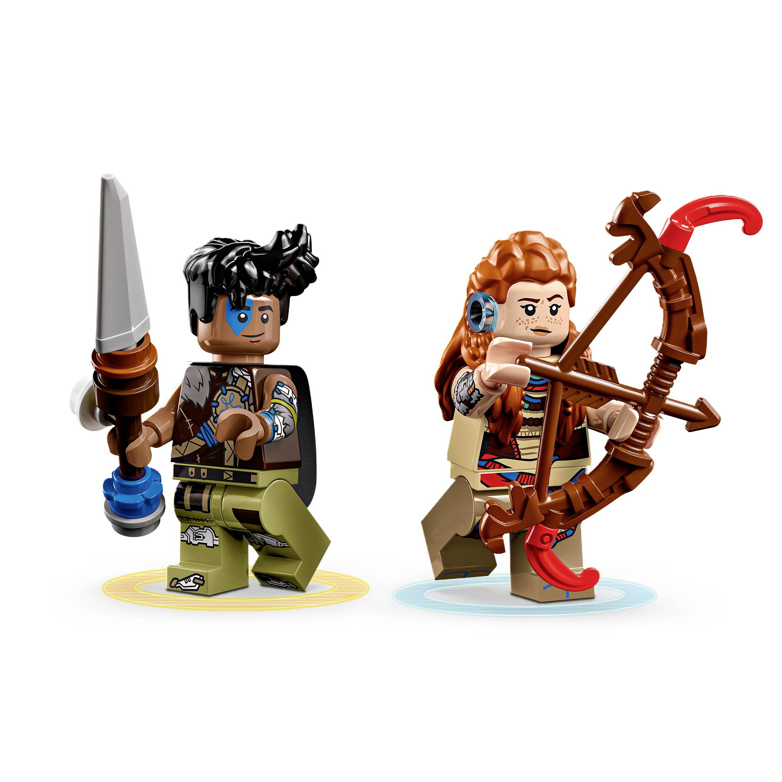 Zwei LEGO-Figuren: links eine mit dunklem Haar und Schwert, rechts eine mit rotem Haar und Bogen. Beide in abenteuerlichen Outfits.