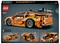 LEGO Technic 42104: Modell eines orangefarbenen Rennwagens mit Aufziehmotor, verstellbarem Heckspoiler und detaillierten Grafiken.