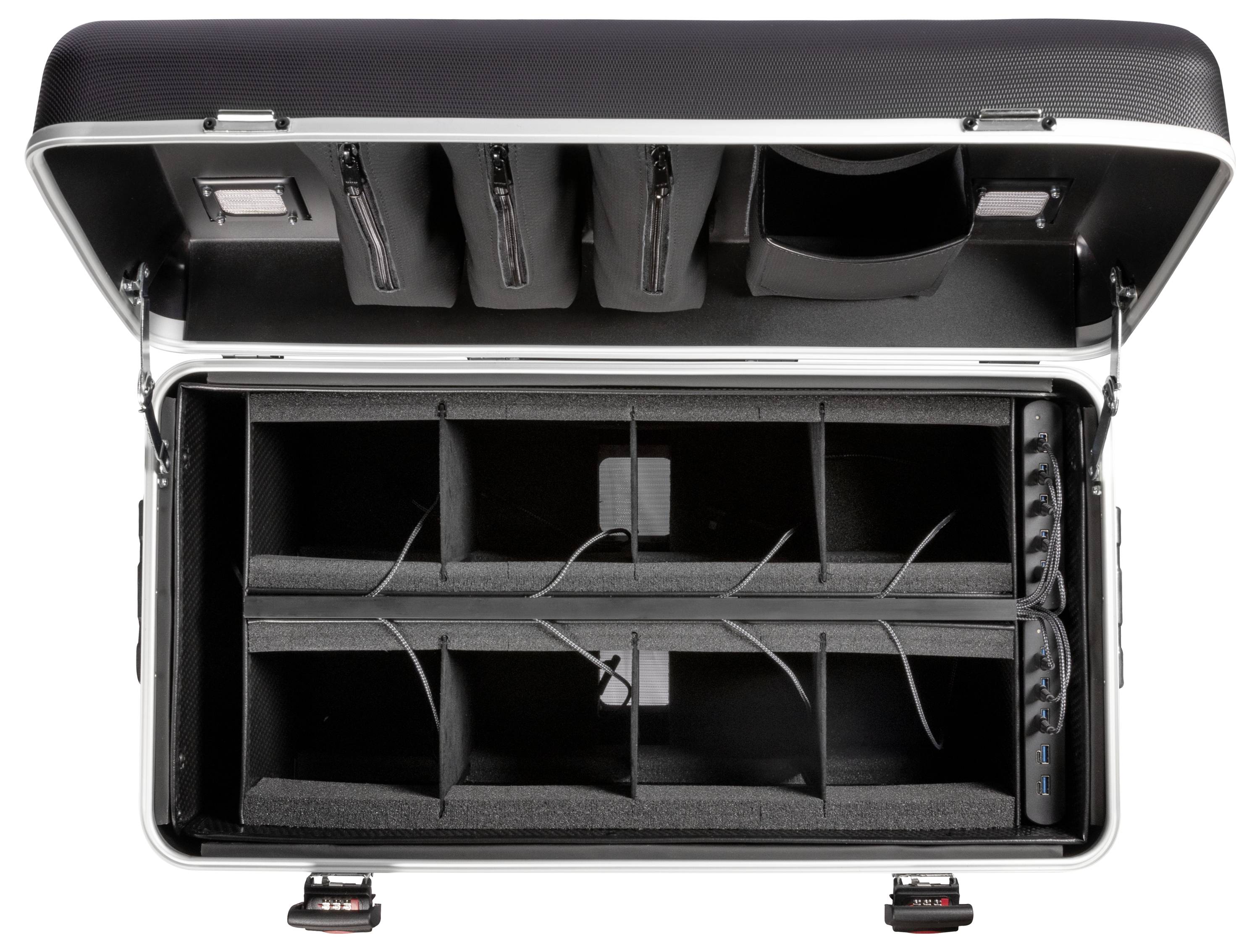 Ein offener Hartschalenkoffer mit mehreren gepolsterten Fächern zur sicheren Aufbewahrung von Ausrüstung, mit Reißverschlusstaschen im Deckel.