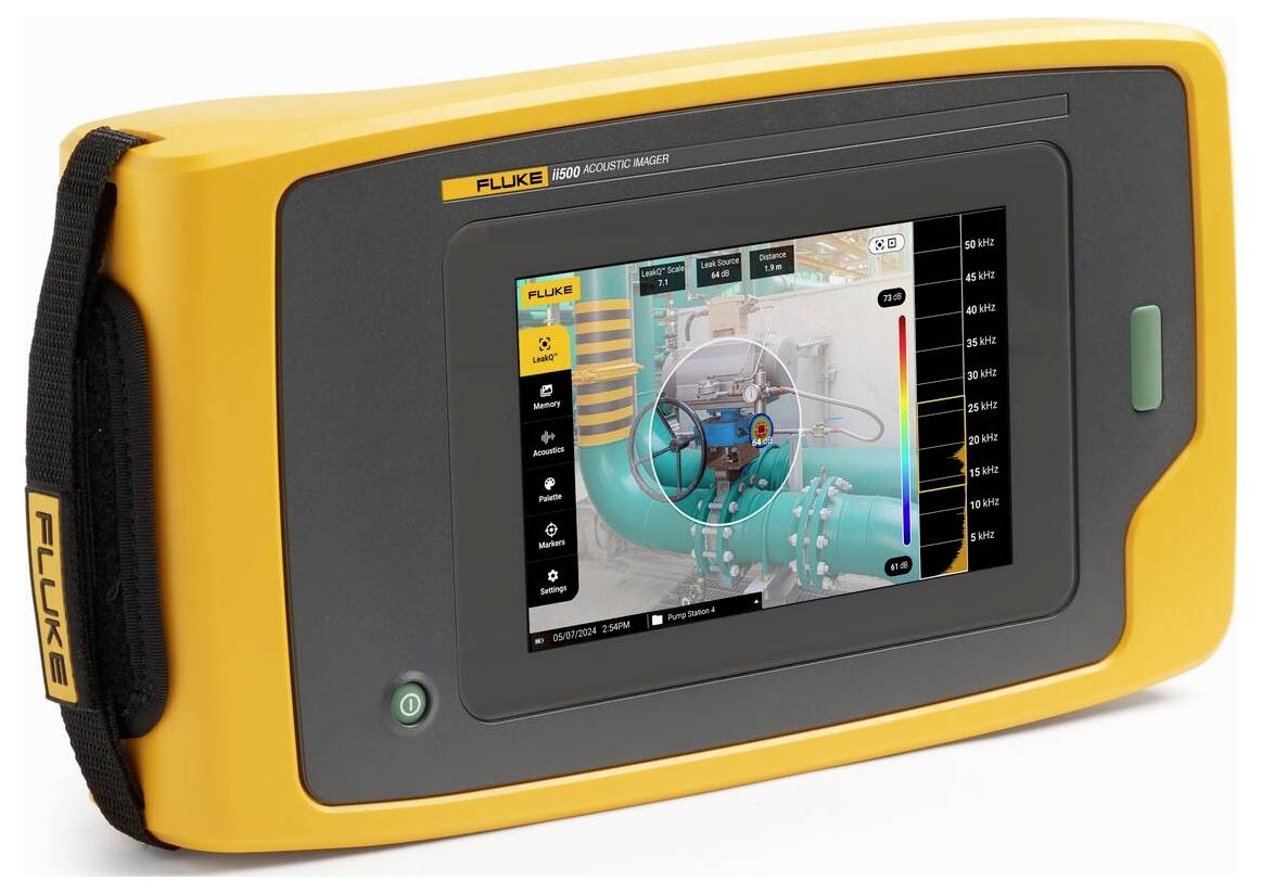Ein tragbares, gelbes Handgerät mit Touchscreen zeigt ein Bild einer Anlage zur akustischen Analyse und technischen Überprüfung.