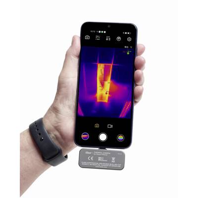 Ein Smartphone zeigt ein Wärmebild einer Hand mit einem Armband, aufgenommen mit einer Wärmebildkamera.