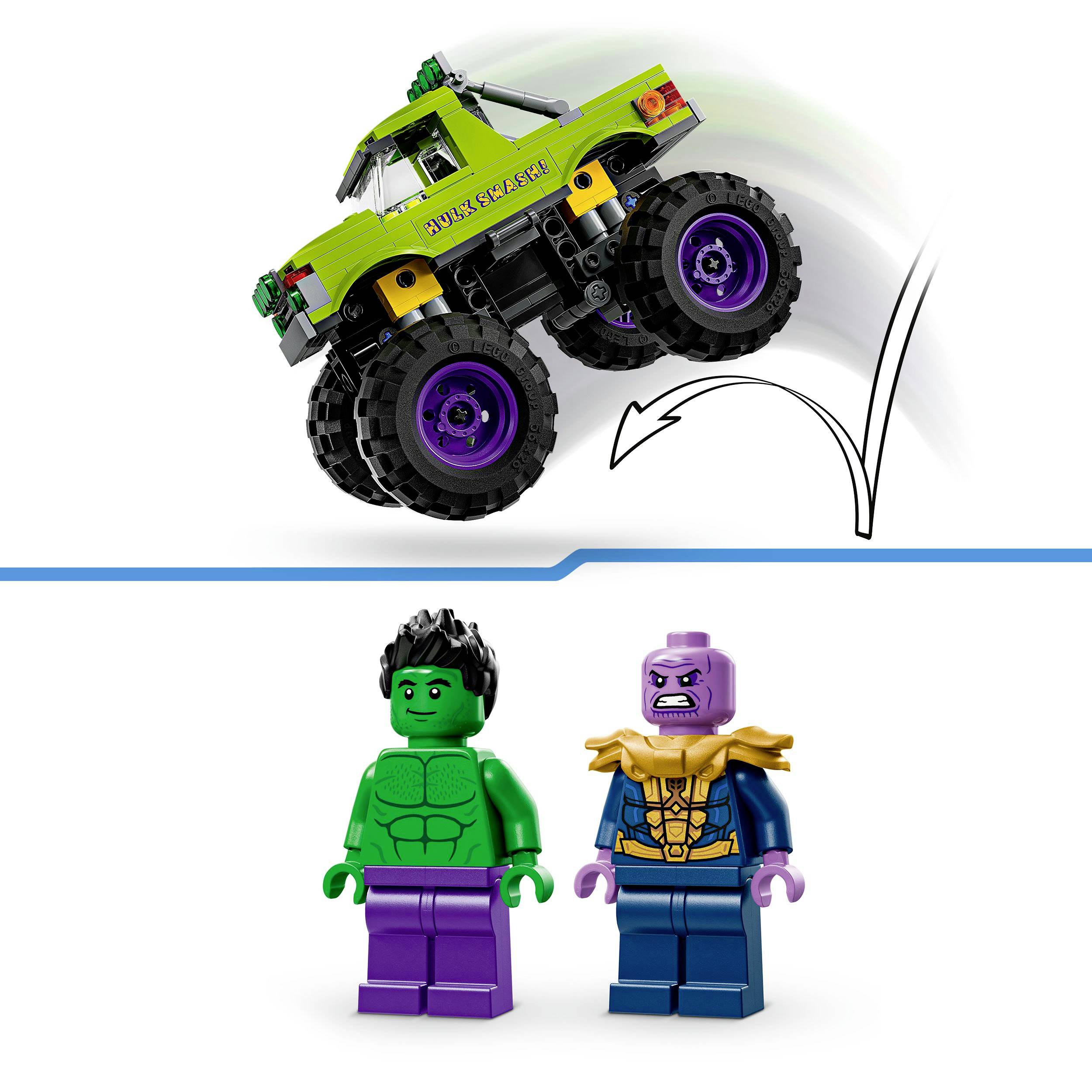 Ein grünes Monstertruck-Spielzeug mit der Aufschrift 'Monster' in Bewegung über zwei Actionfiguren: eine grüne Figur und eine lila Figur.