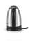 Silberner elektrischer Wasserkocher mit schwarzem Griff und Kabel, auf einer weißen Oberfläche stehend.