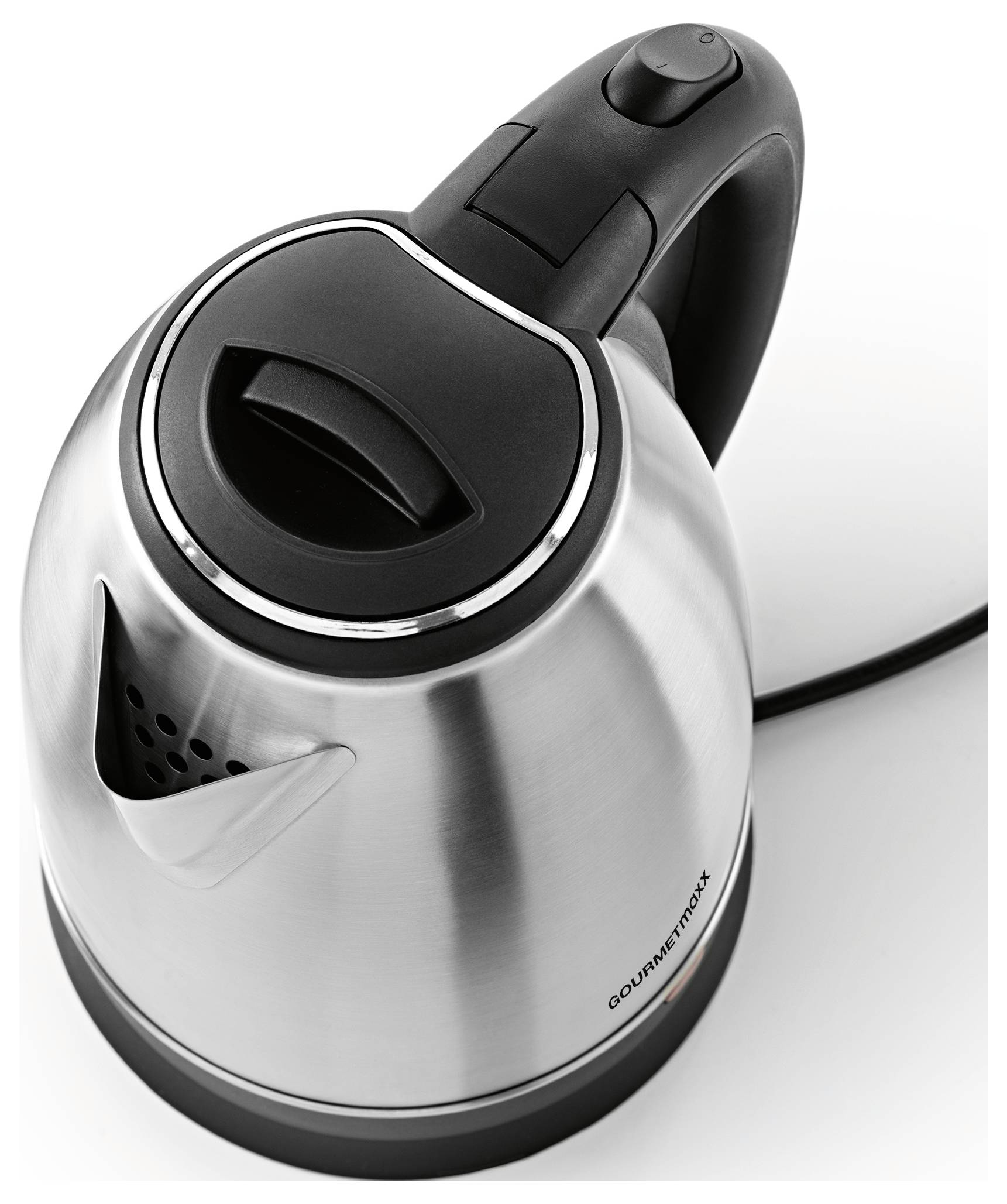 Ein silberner Wasserkocher mit schwarzem Griff und Deckel, seitliche Ausgusstülle, auf einer runden Basis platziert.