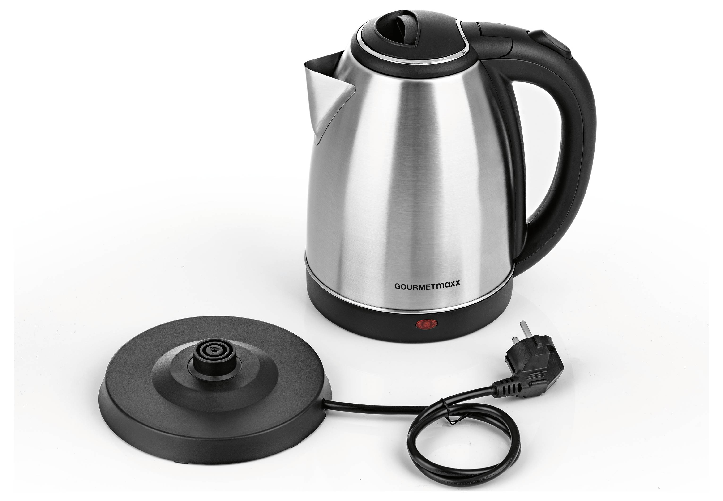 Ein Edelstahl-Wasserkocher mit schwarzem Griff steht neben einer schwarzen Basisstation mit Stromkabel.