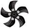 Ein schwarzer Ventilator mit fünf gebogenen Flügeln, symmetrisch angeordnet, auf weißem Hintergrund.