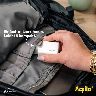 Eine Hand steckt ein weißes, leichtes und kompaktes Gerät mit der Aufschrift 'Aqiila' in ein Rucksackfach. Text: 'Einfach mitzunehmen. Leicht & kompakt.'