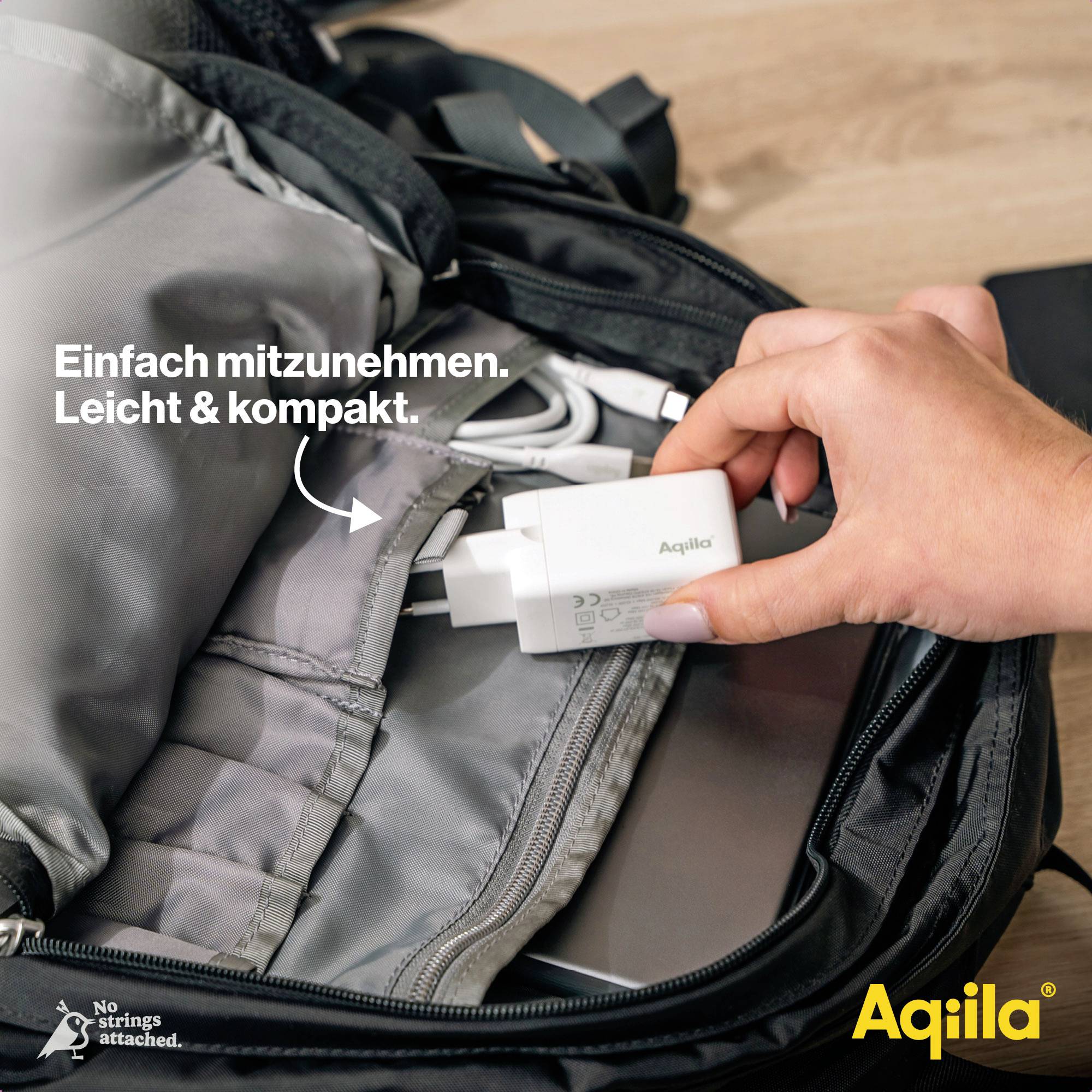 Person legt weiße Powerbank in eine Tasche. Text auf Deutsch: 'Einfach mitzunehmen. Leicht & kompakt.' Logo von Aquila unten rechts.