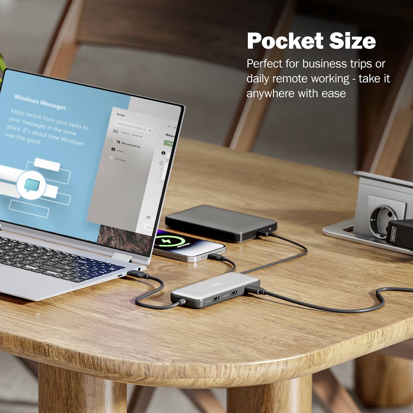 Ein Laptop auf einem Tisch zeigt Kommunikations-Apps. Daneben liegen ein Smartphone, ein Adapter und ein Notizbuch. Text betont die Tragbarkeit für Geschäftsreisen.