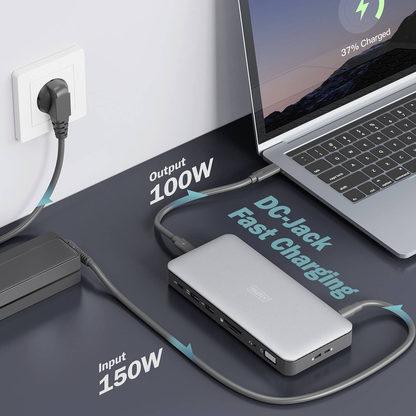 Ein Laptop wird mit einem Netzteil über einen USB-C-Hub aufgeladen. Der Hub zeigt 'DC-Jack Fast Charging' mit 100W Ausgangsleistung.