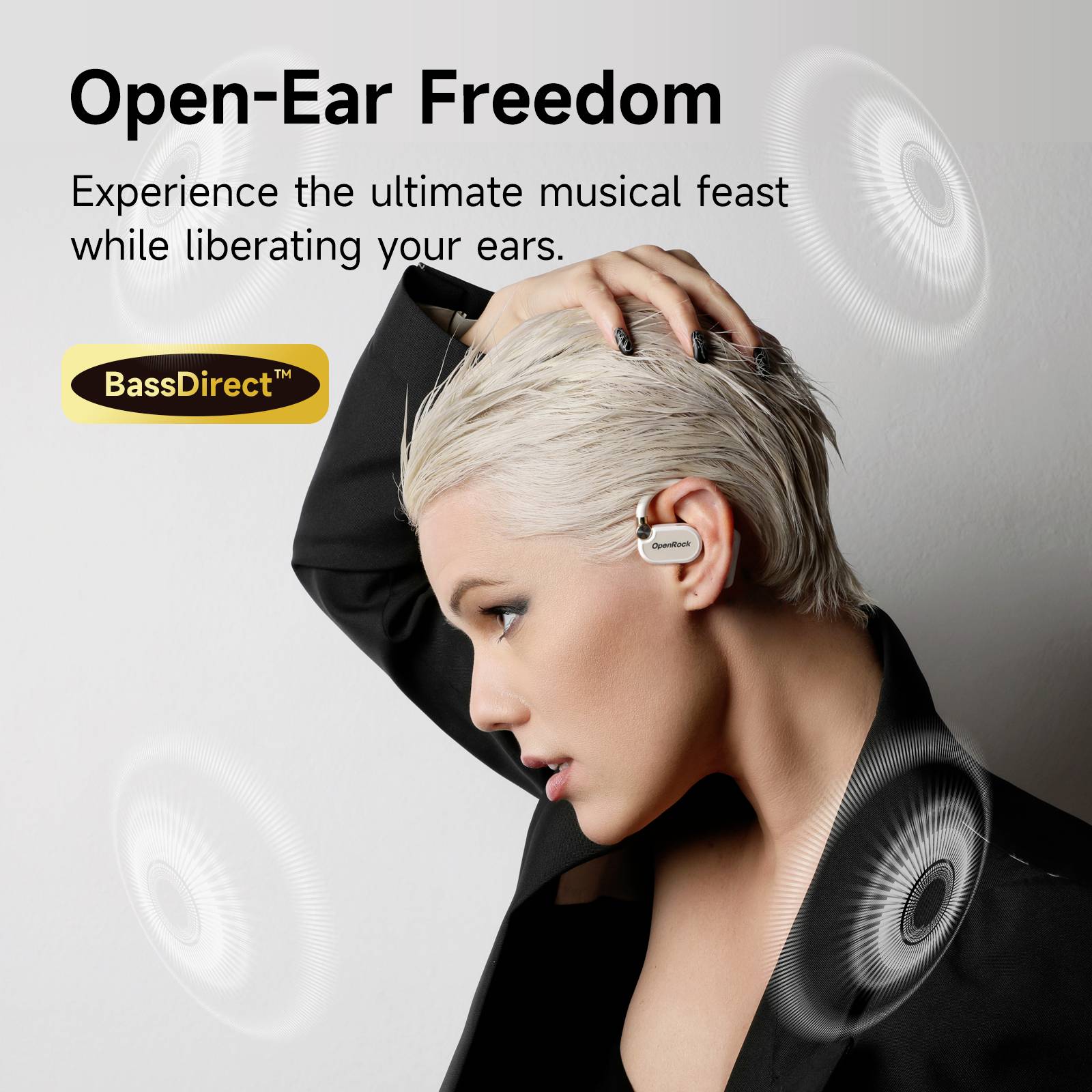 Blonde Frau mit kabellosen Ohrhörern, Text: 'Open-Ear Freedom'. Hebt Komfort und Musikgenuss mit BassDirect-Technologie hervor.