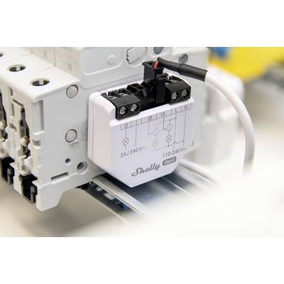Ein elektrisches Relaismodul mit der Aufschrift 'Shelly 2A/240V'. Dient zur Steuerung von Stromkreisen auf einer Montageschiene.