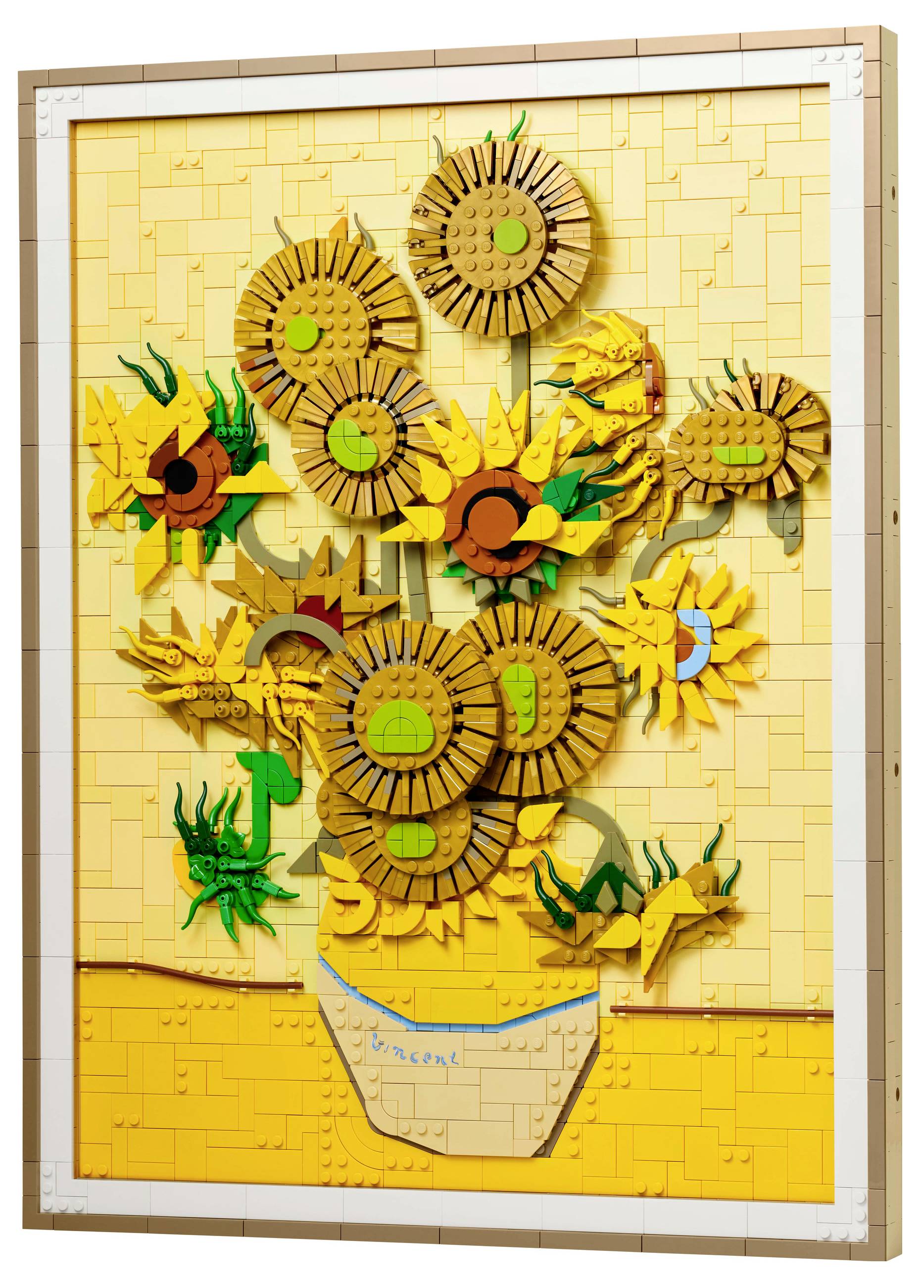 Ein Bild eines Mosaiks aus Bausteinen, das ein bekanntes Gemälde von Sonnenblumen in einer Vase darstellt. Dominierende Gelb- und Brauntöne.