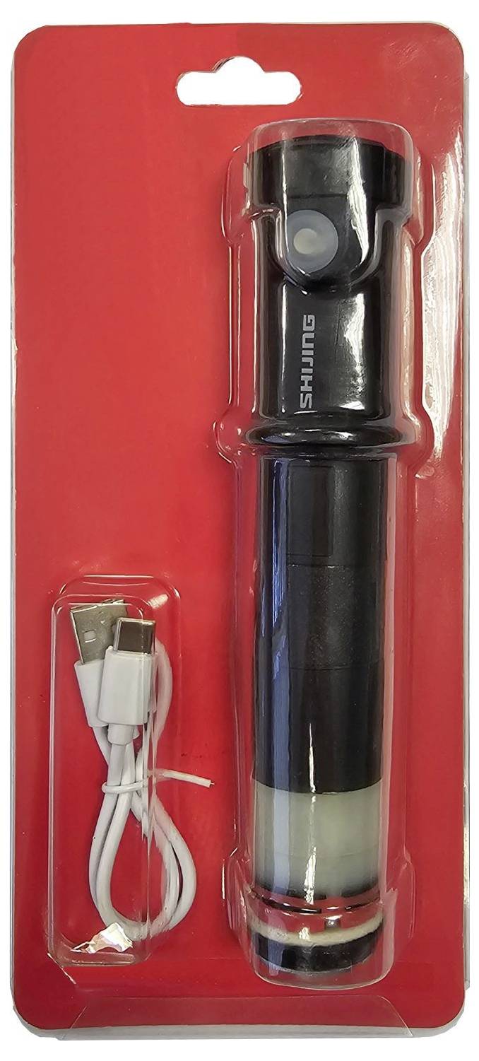 Schwarz-silberne Taschenlampe in Plastikverpackung mit einem USB-Ladekabel auf rotem Hintergrund.
