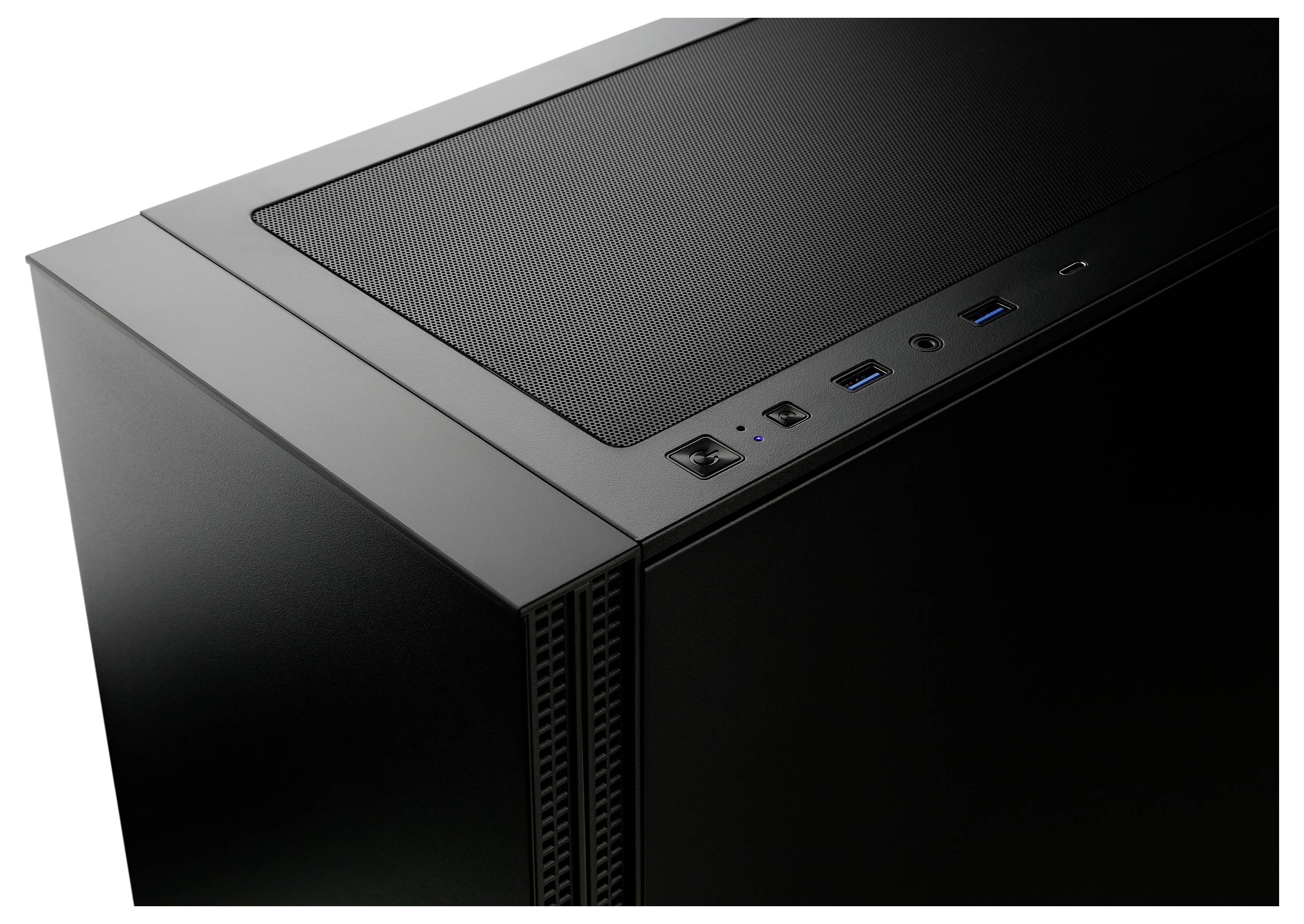 Schwarzes Computergehäuse mit Lüftungsschlitzen oben, zwei USB-Anschlüssen und einem Ein-/Ausschalter an der Oberseite.