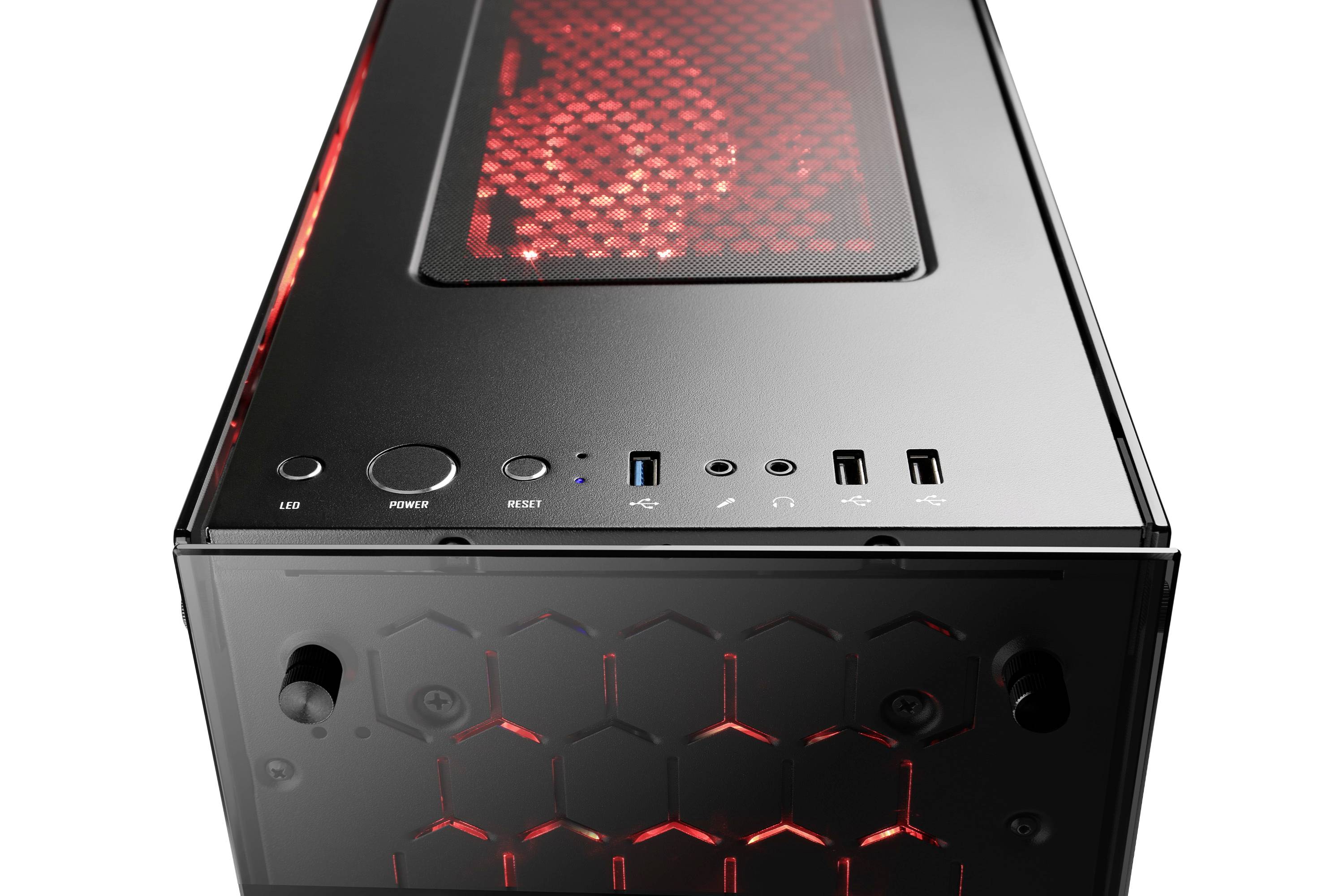 Schwarzes Computergehäuse mit roten, wabenförmigen Lichteffekten; Vorderansicht zeigt Anschlüsse und Tasten oben an der Vorderseite.