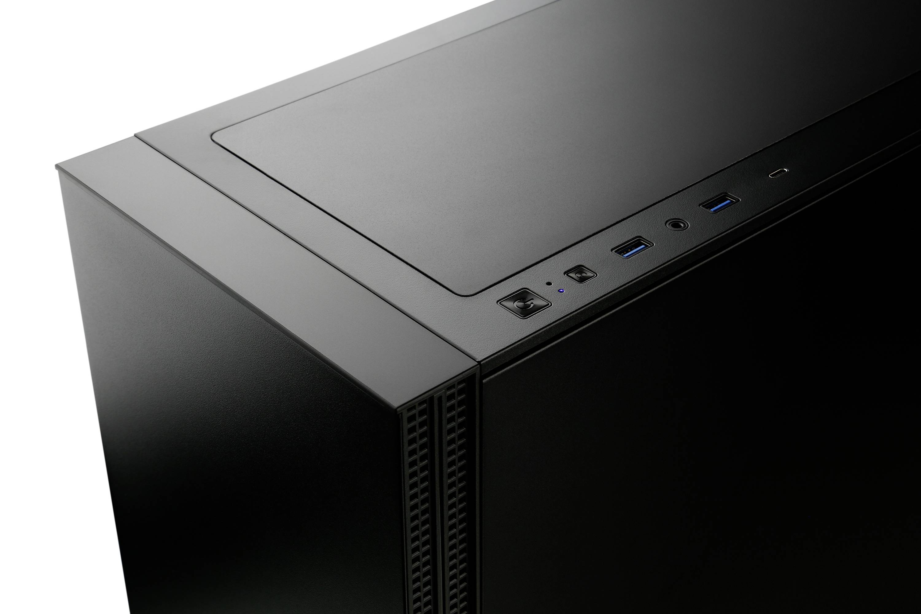 Schwarzes Computergehäuse mit USB-Ports und Power-Button oben. Das Gehäuse hat eine glatte Oberfläche und ein schlichtes Design.