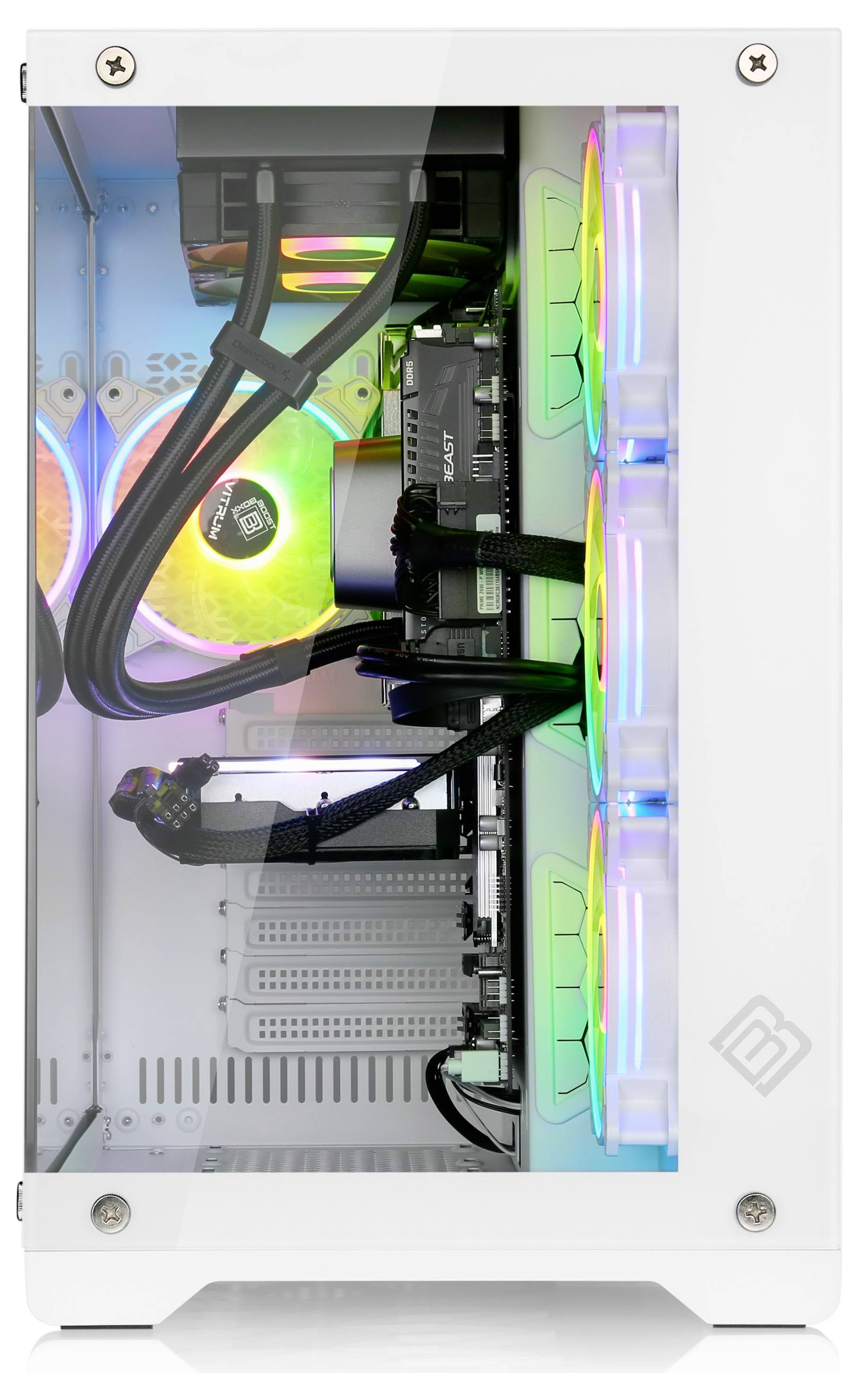Weißes Computergehäuse mit Glasfront zeigt beleuchtete Lüfter und Verkabelung im Inneren. Bunte LED-Lichter leuchten durch die Seiten.