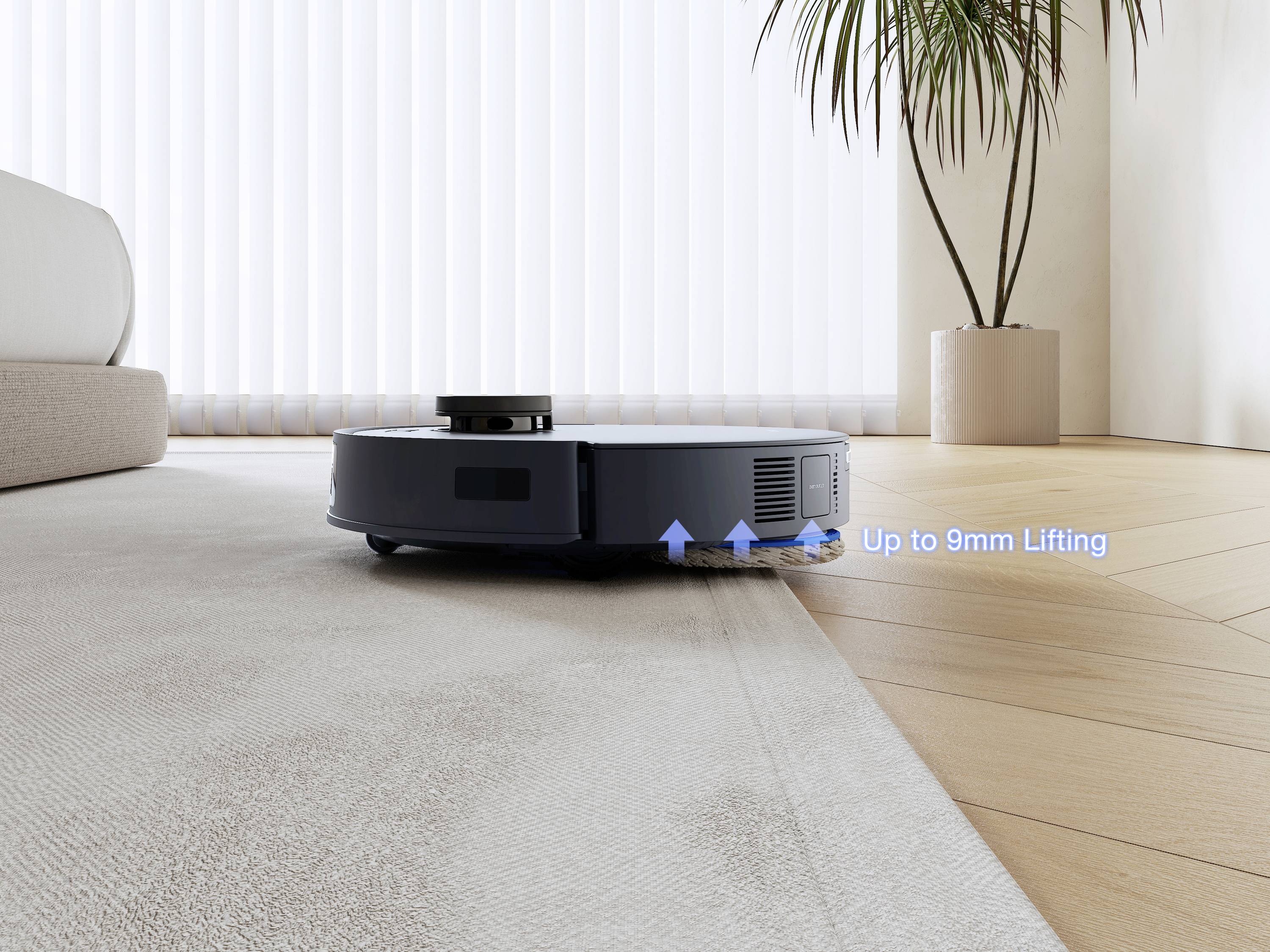 Ein Saugroboter im Wohnzimmer überwindet einen kleinen Höhenunterschied vom Boden zum Teppich. Text zeigt 'bis zu 9 mm Anhebung'.