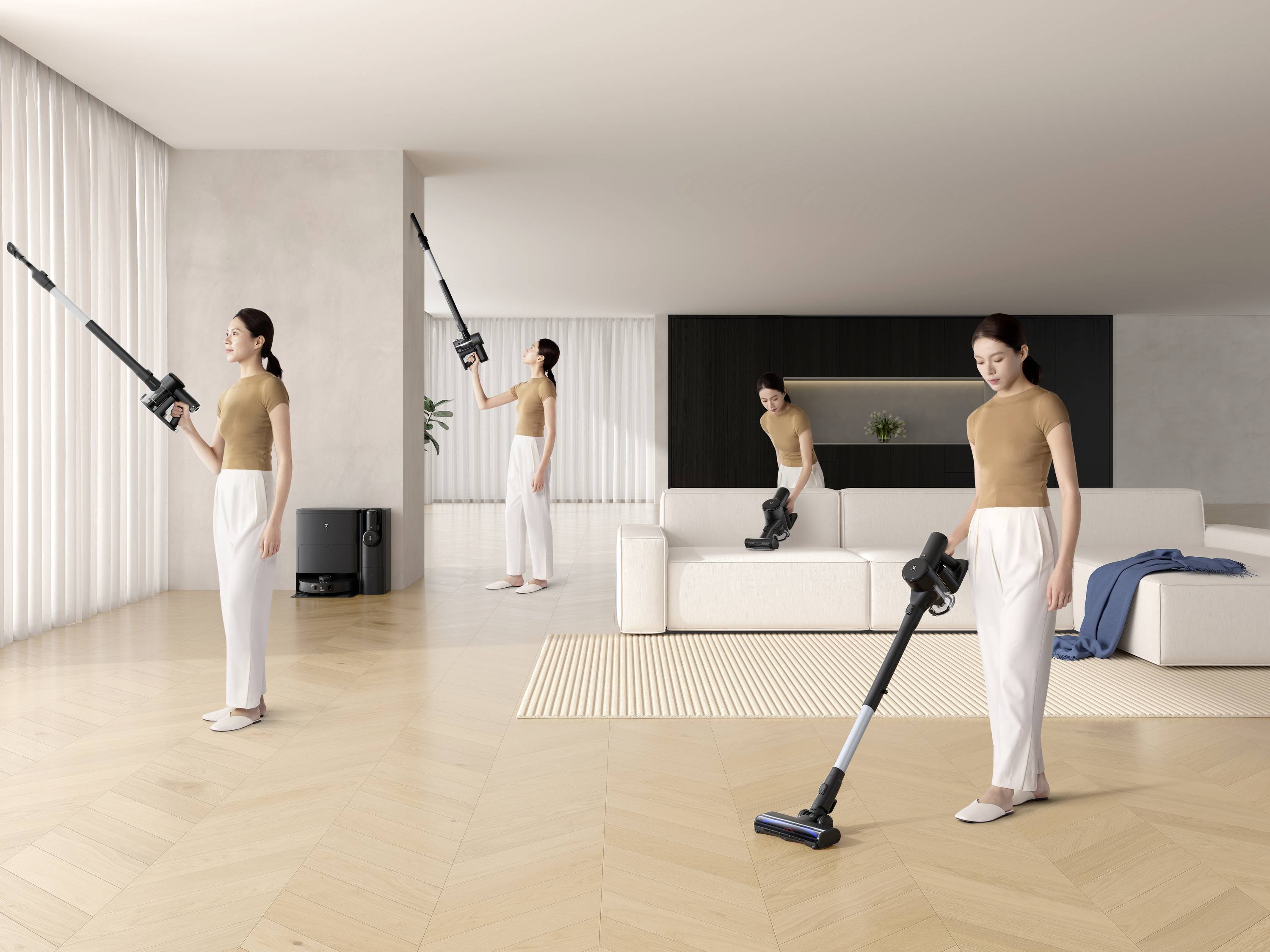 Eine Frau in einem modernen Wohnzimmer benutzt einen Staubsauger. Sie reinigt verschiedene Bereiche des Zimmers, das minimalistisch eingerichtet ist.