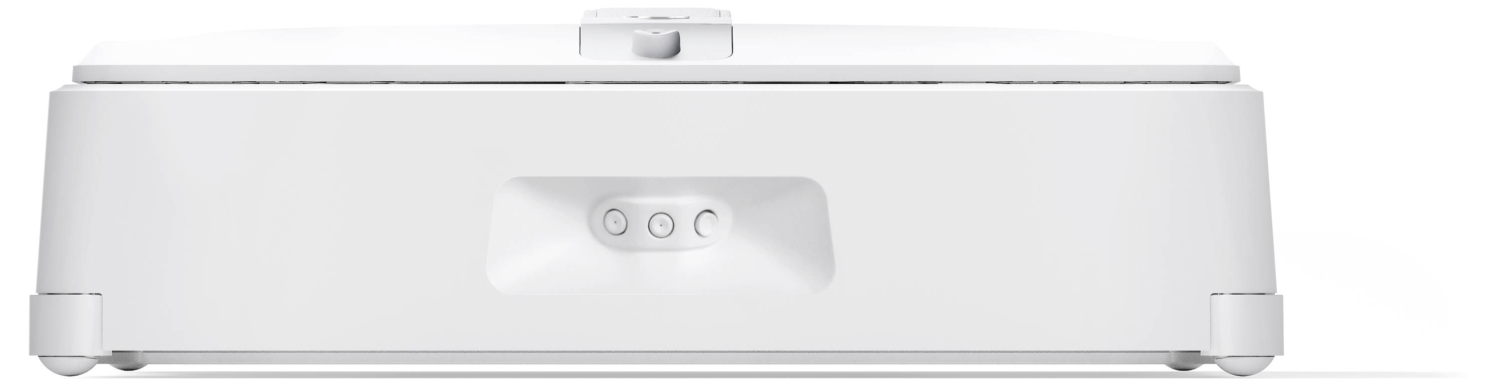 Ein weißer, flacher Roboterstaubsauger von vorne, mit Knöpfen in der Mitte. Er dient der automatischen Bodenreinigung in Haushalten.