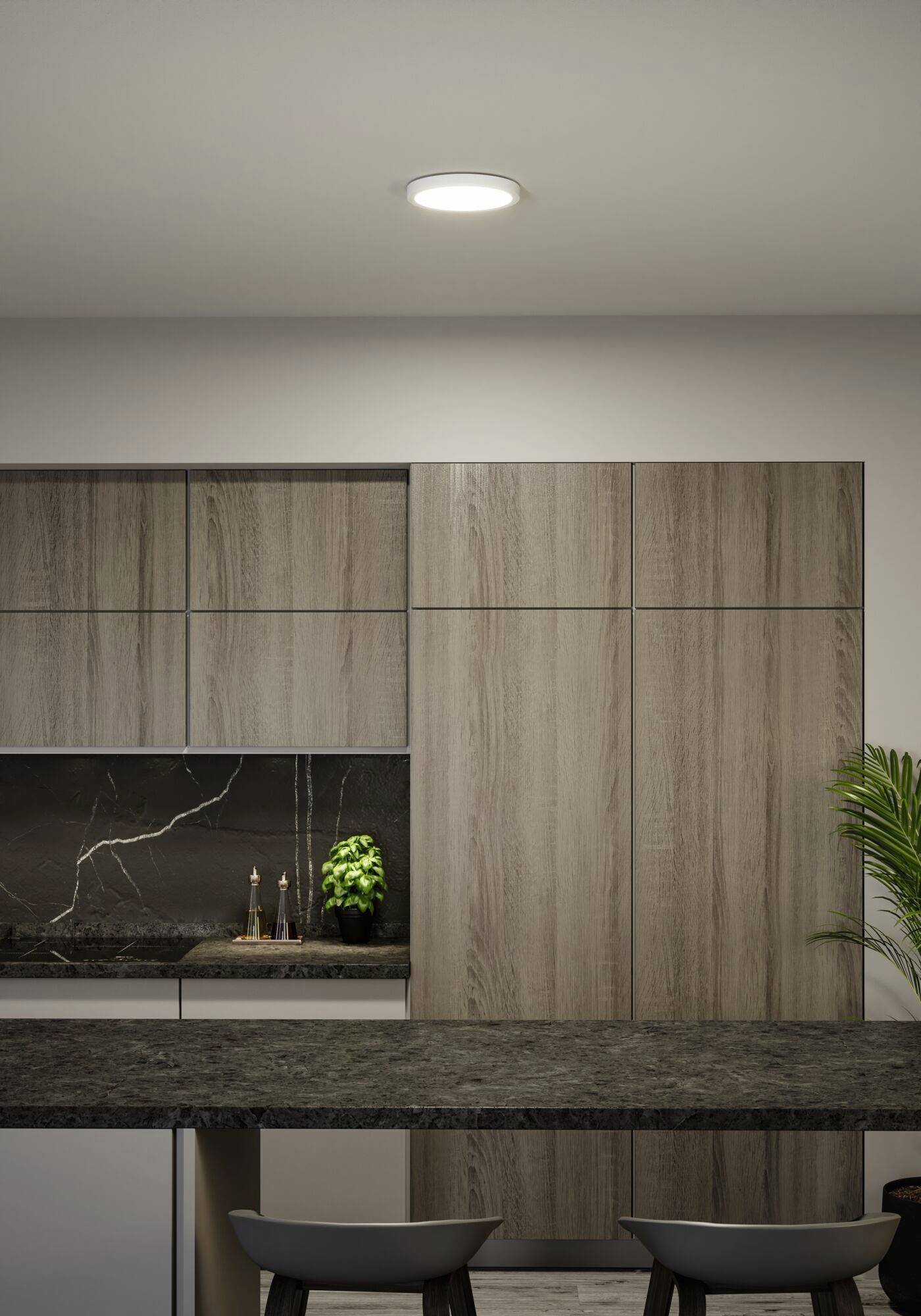 Moderne Küche mit Holzverkleidungen, dunkler Arbeitsplatte, und beleuchtetem Backsplash. Pflanzen sorgen für einen natürlichen Akzent.