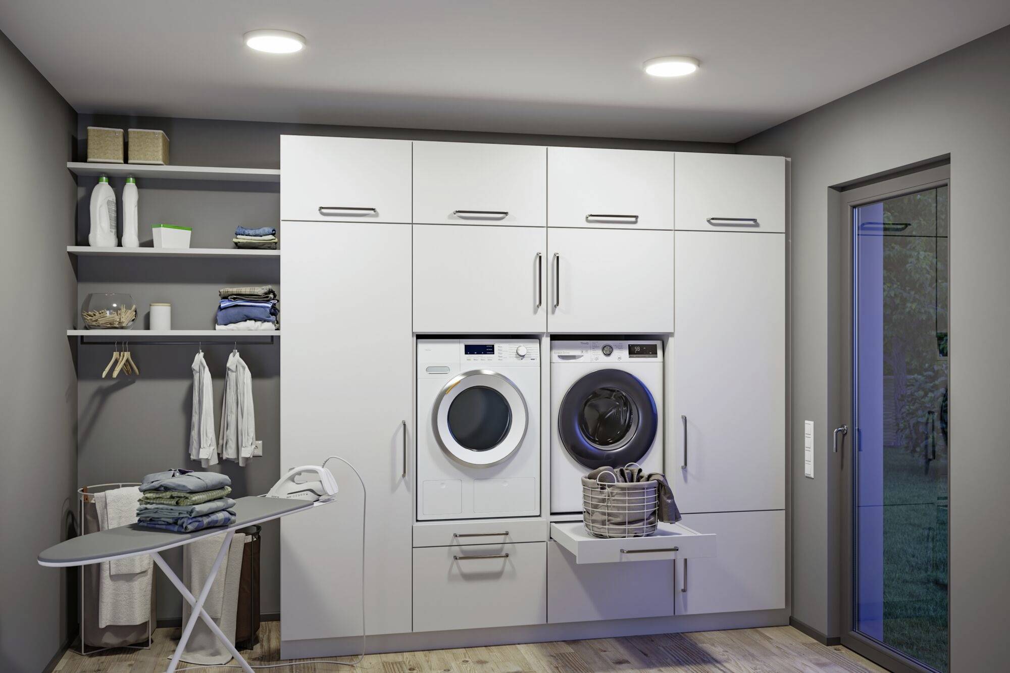 Moderner Hauswirtschaftsraum mit hellen Schränken, Waschmaschine, Trockner, Bügelbrett und gestalteten Regalen mit Reinigungsmitteln.
