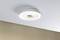 Deckenleuchte mit modernem, rundem Design, strahlt angenehmes weißes Licht aus. Lampe an weißer Decke über beigem, geripptem Hintergrund.