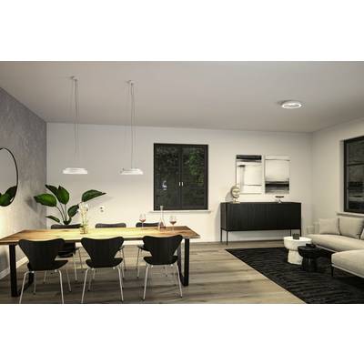 Esszimmer mit Holztisch und sechs schwarzen Stühlen, moderne Beleuchtung. Im Hintergrund eine Anrichte und stilvolle Wanddekoration.