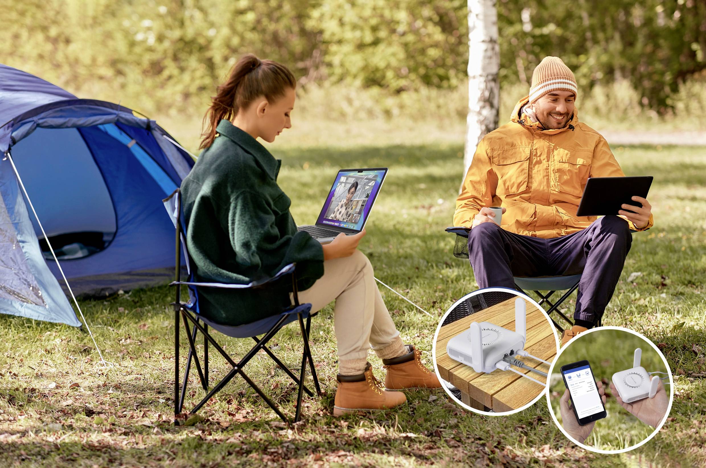 Zwei Personen sitzen vor einem Zelt im Freien und verwenden Tablets. Sie wirken beschäftigt und fröhlich. Im Vordergrund zwei Steckdosenmodule.