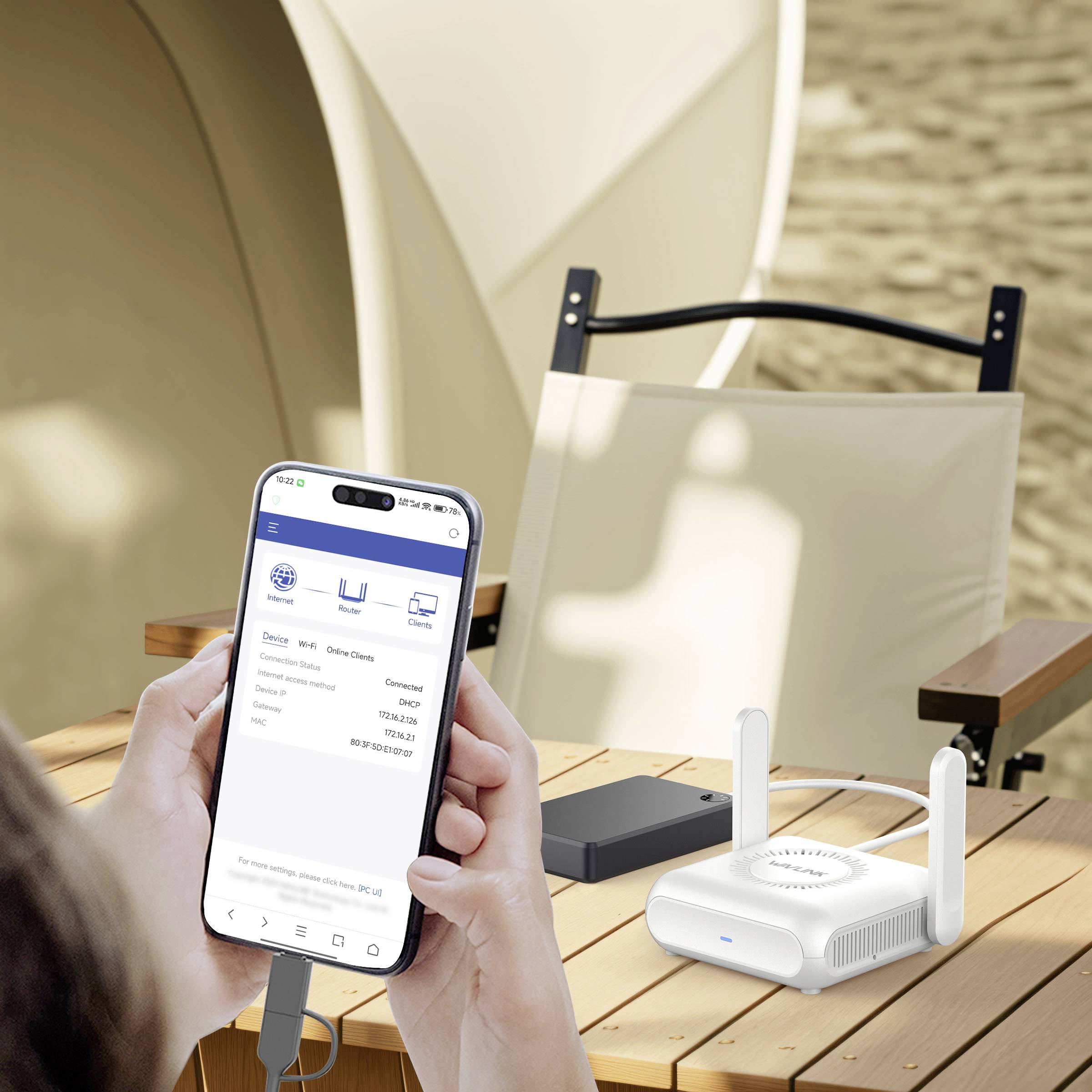 Eine Person hält ein Smartphone vor einem Campingstuhl. Auf dem Smartphone ist eine Verbindungsseite sichtbar. Im Hintergrund ein WLAN-Router.