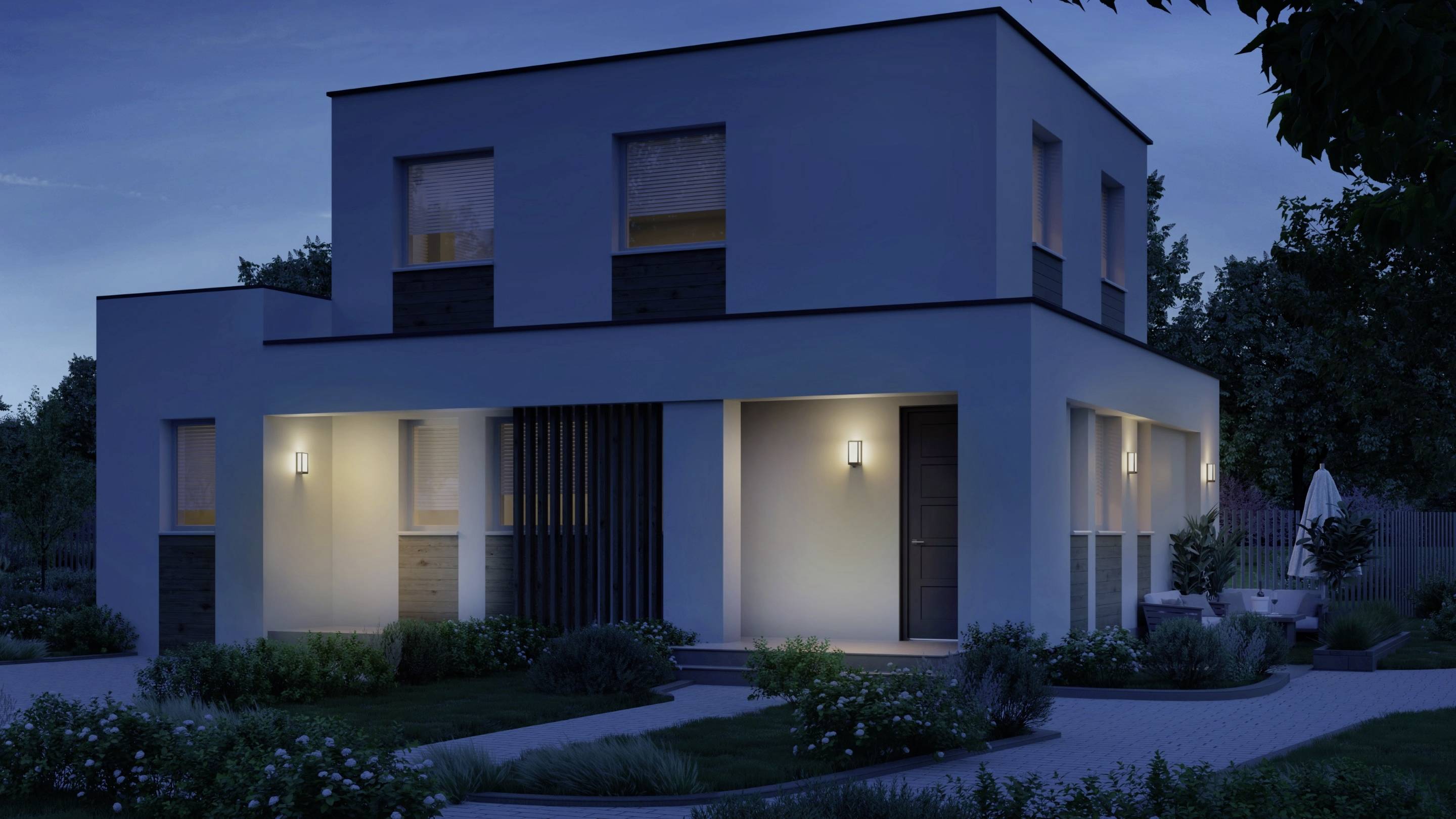 Modernes zweistöckiges Haus bei Dämmerung, beleuchtet. Umgeben von Garten mit Bäumen, Sträuchern und einer Terrasse.