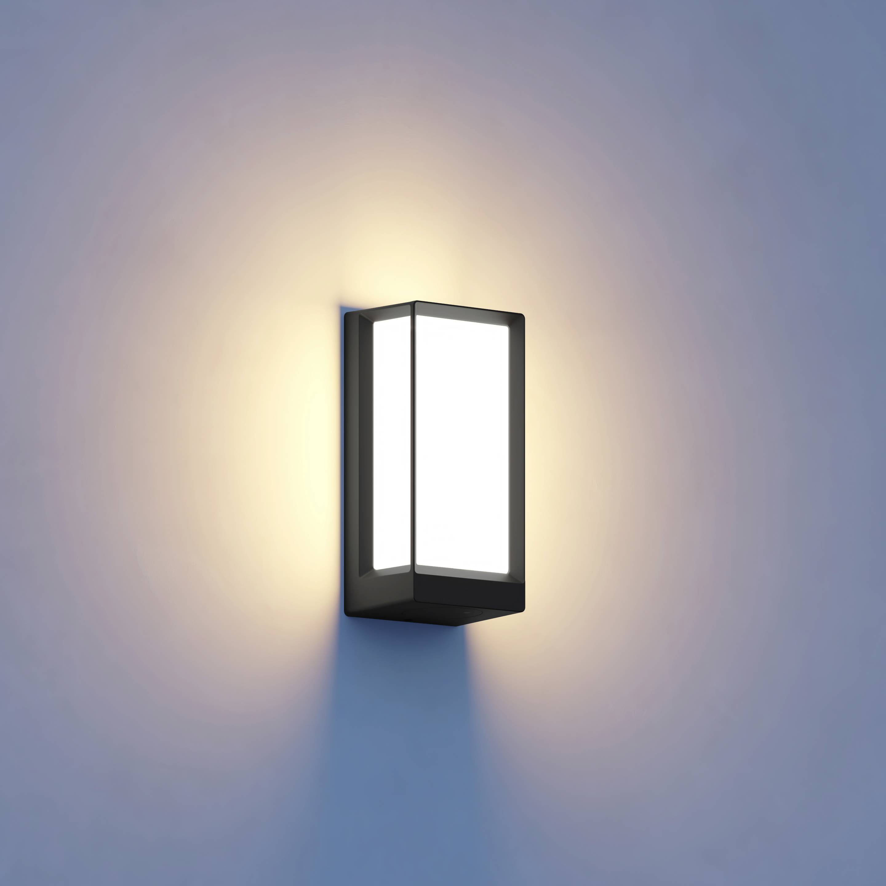 Moderne rechteckige Außenwandleuchte strahlt warmes Licht auf einer blauen Wand aus.