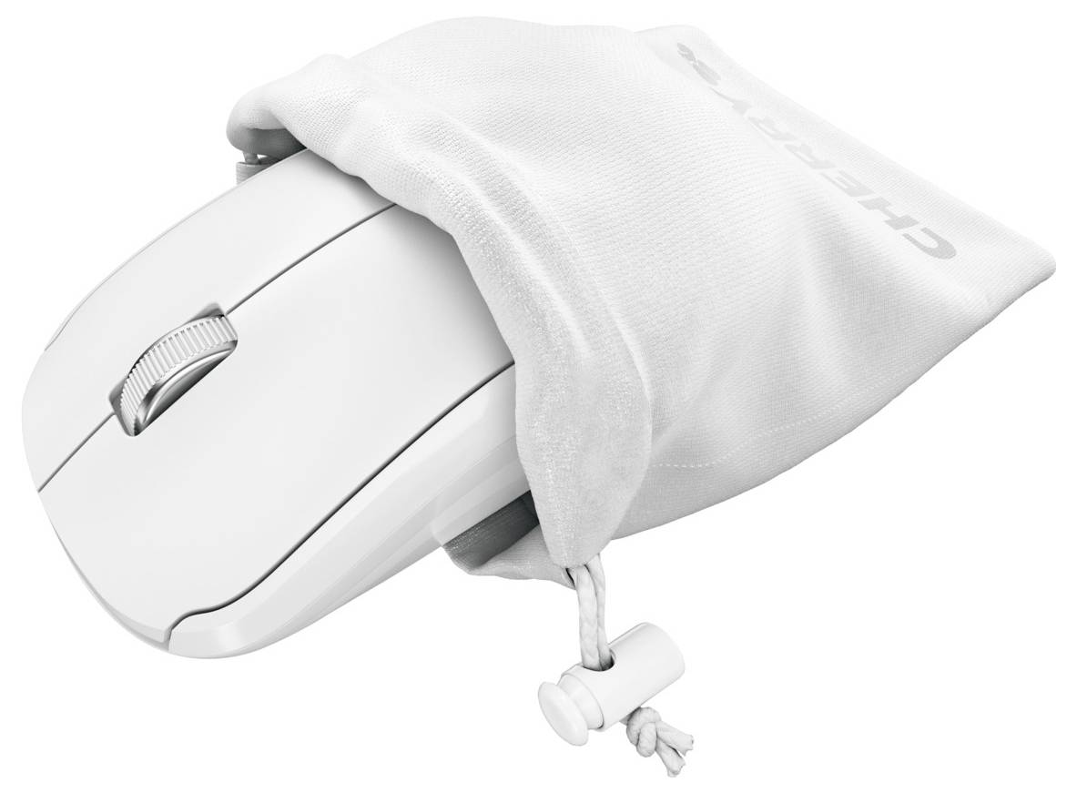 Weiße Computermaus in einem weißen Stoffbeutel mit Kordelverschluss. Der Beutel zeigt teilweise das Markenlogo.