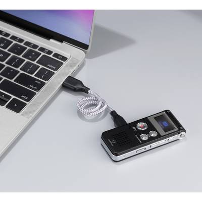 Ein Diktiergerät ist über ein USB-Kabel mit einem Laptop verbunden. Das Display des Diktiergeräts zeigt '001'.