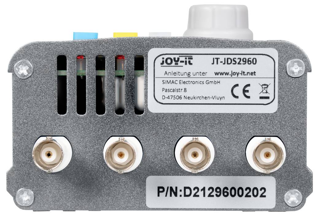 Ein graues elektronisches Gerät mit drei Koaxialanschlüssen unten, Lüftungsschlitzen oben und einem Etikett mit Firmeninformationen.