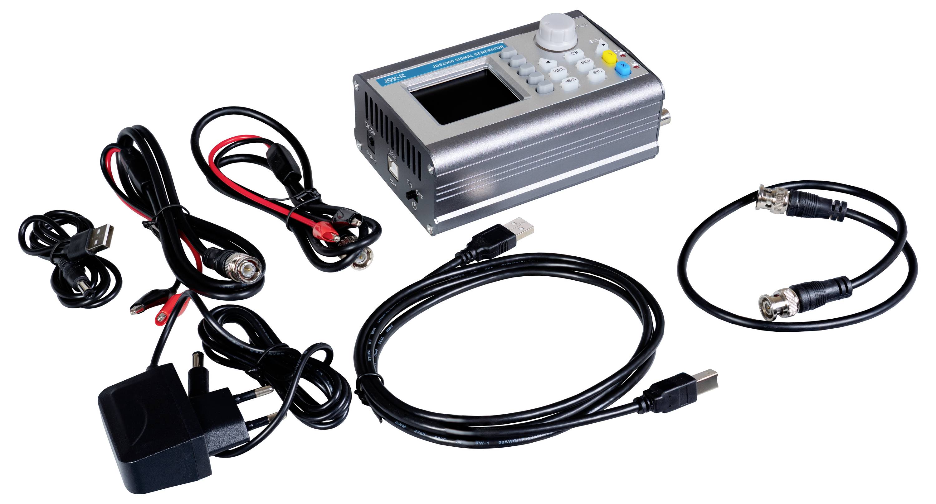 Verschiedene Kabel und ein elektronisches Ladegerät mit Display und Tasten, für den technischen Einsatz zur Energieversorgung.