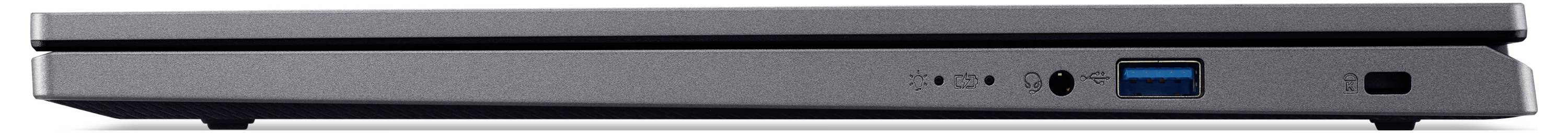 Ein geschlossenes, schwarzes Laptop von der Seite, zeigt Anschlüsse: USB, Kopfhöreranschluss und Lüftungsschlitze.