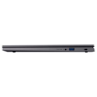 Ein geschlossenes, schwarzes Laptop von der Seite, zeigt Anschlüsse: USB, Kopfhöreranschluss und Lüftungsschlitze.