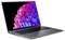 Ein Laptop mit geöffnetem Bildschirm zeigt ein lebhaftes, farbenfrohes Blumenbild aus abstrakten blauen und pinken Blütenblättern.