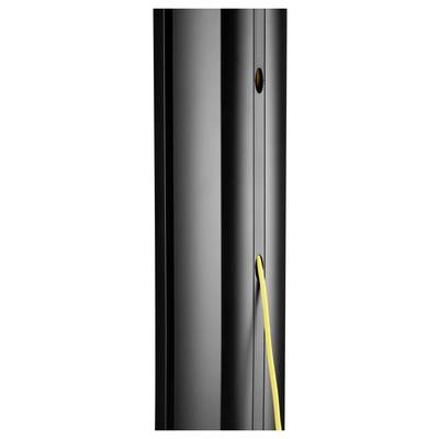 Ein schwarzer, vertikaler Lautsprecherturm mit einem gelben Kabel, das in eine Öffnung an der Seite eingeführt ist.