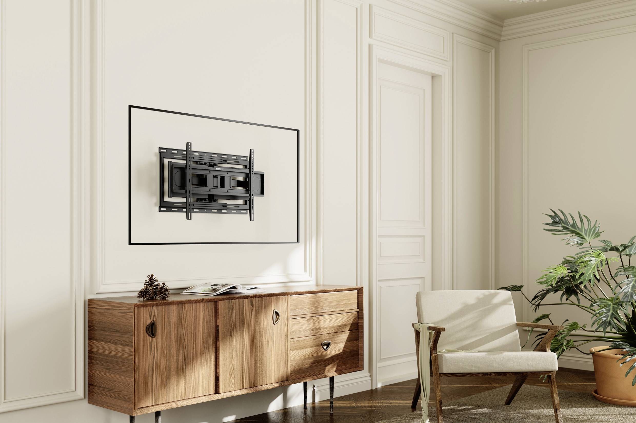 Wandhalterung ohne montierten Fernseher an einer gestrichenen Wand, daneben ein Holztisch mit Dekoration, ein Sessel und eine Pflanze.