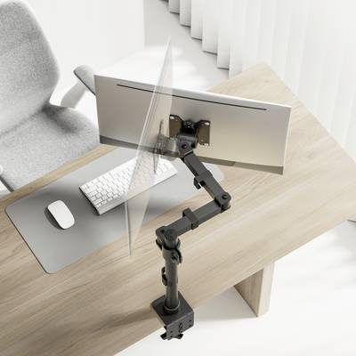 Ein Schreibtisch mit einer ergonomischen Monitorhalterung, die einen Bildschirm über einer Tastatur und Maus hält. Ein grauer Bürostuhl steht daneben.