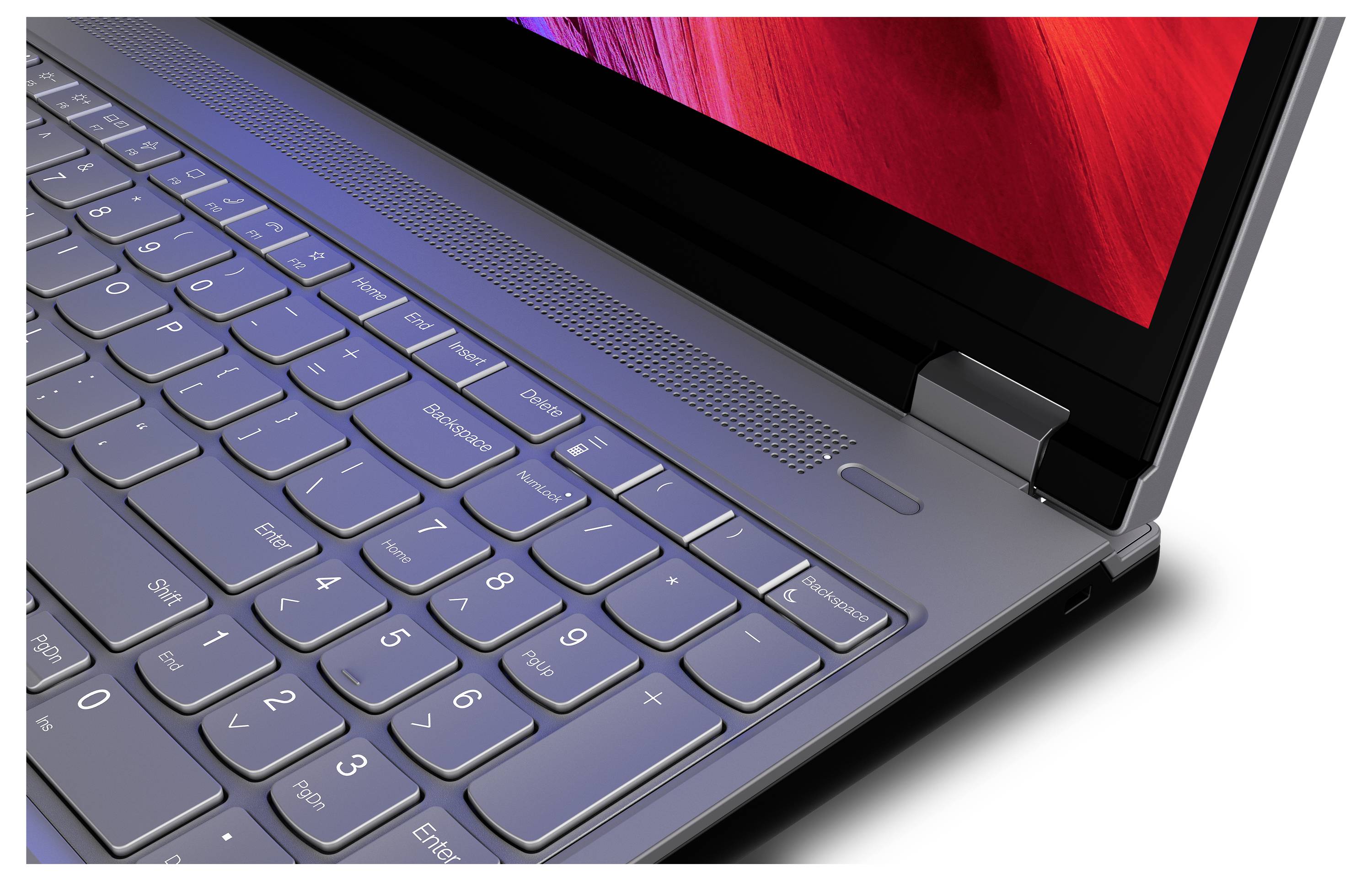 Ein silbergraues Laptop-Keyboard mit großem, hochauflösendem Display im Hintergrund. Die Details des Designs sind gut erkennbar.