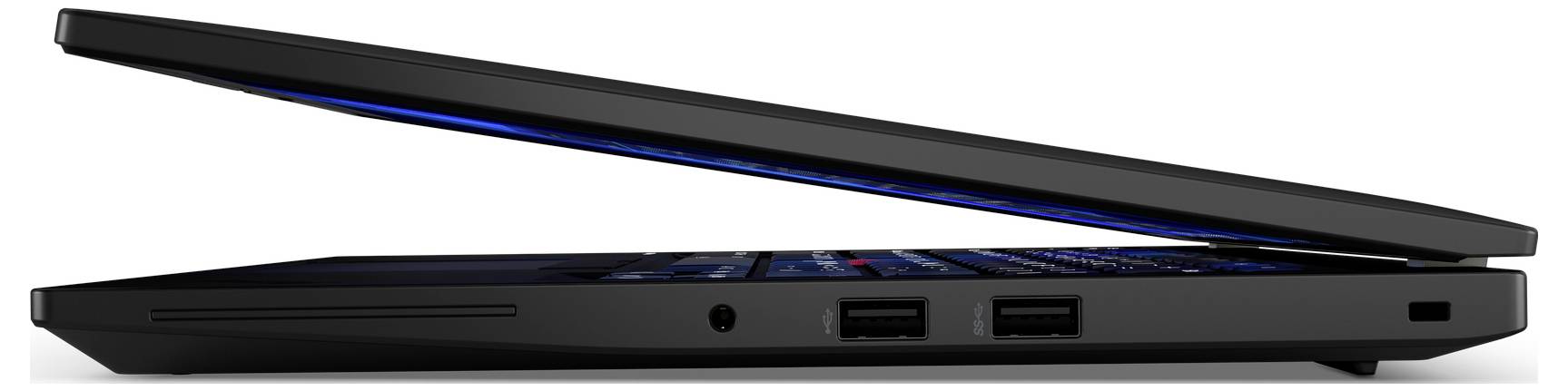 Ein halbgeöffnetes, modernes Laptop mit schwarzem Gehäuse. Sichtbar sind zwei USB-Anschlüsse und ein Audioanschluss an der Seite.