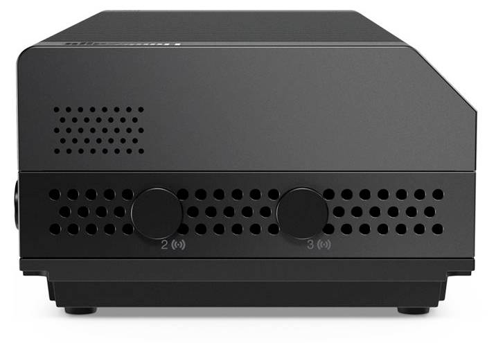 Ein schwarzes elektronisches Gerät mit Lüftungsschlitzen an der Seite. Zwei markierte Kreise an der unteren Kante.