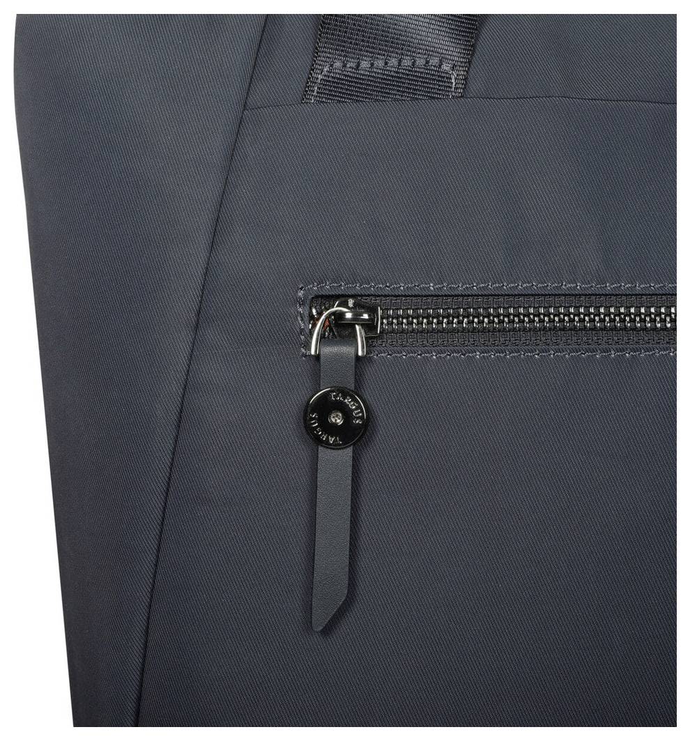 Detaillierte Ansicht eines dunkelgrauen Rucksacks mit einer Reißverschlusstasche auf der Vorderseite, zeigt den Reißverschluss und das Material.