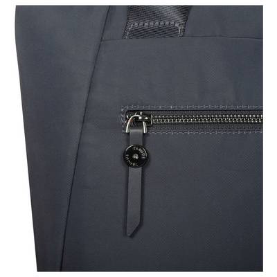Detaillierte Ansicht eines dunkelgrauen Rucksacks mit einer Reißverschlusstasche auf der Vorderseite, zeigt den Reißverschluss und das Material.